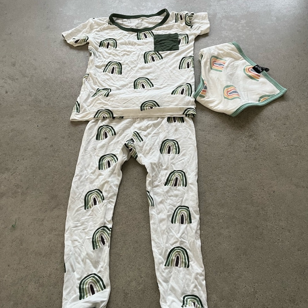 Kyte Baby bamboo Kids Rainbow Pajama Set White and Green, size 2T